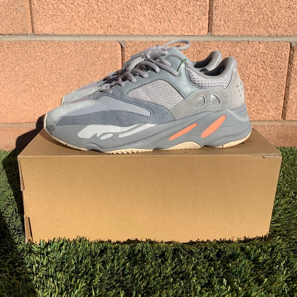 Yeezy 700 inertia sz 9.5